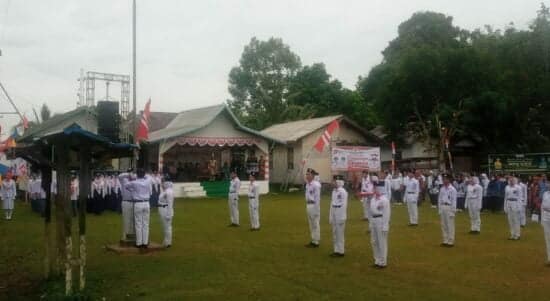 Upacara peringatan HUT Republik Indonesia ke-77 di lapangan SD Negeri 05, Desa Tanjungpura, Kecamatan Muara Pawan, Rabu (17/8/2022) pagi. (Foto: Istimewa)