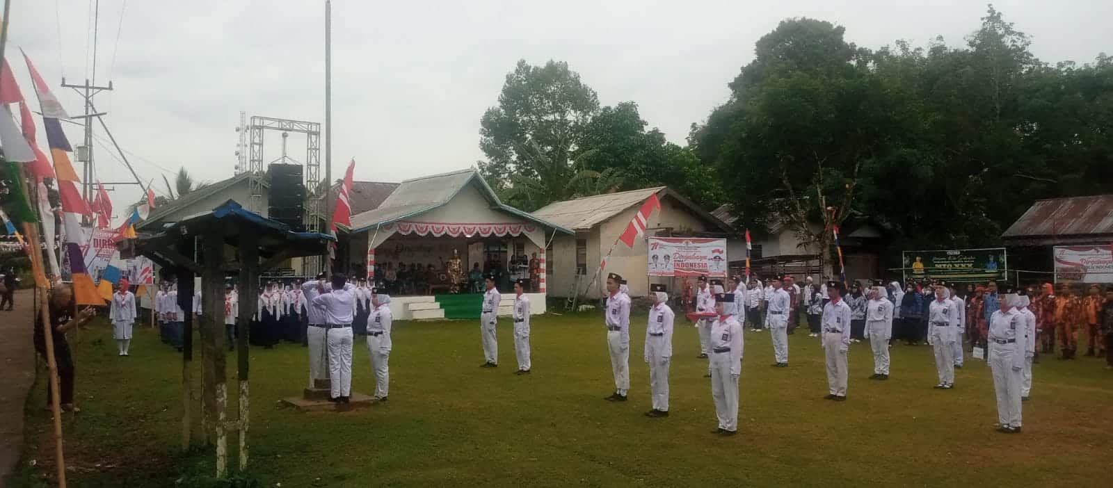 Upacara peringatan HUT Republik Indonesia ke-77 di lapangan SD Negeri 05, Desa Tanjungpura, Kecamatan Muara Pawan, Rabu (17/8/2022) pagi. (Foto: Istimewa)