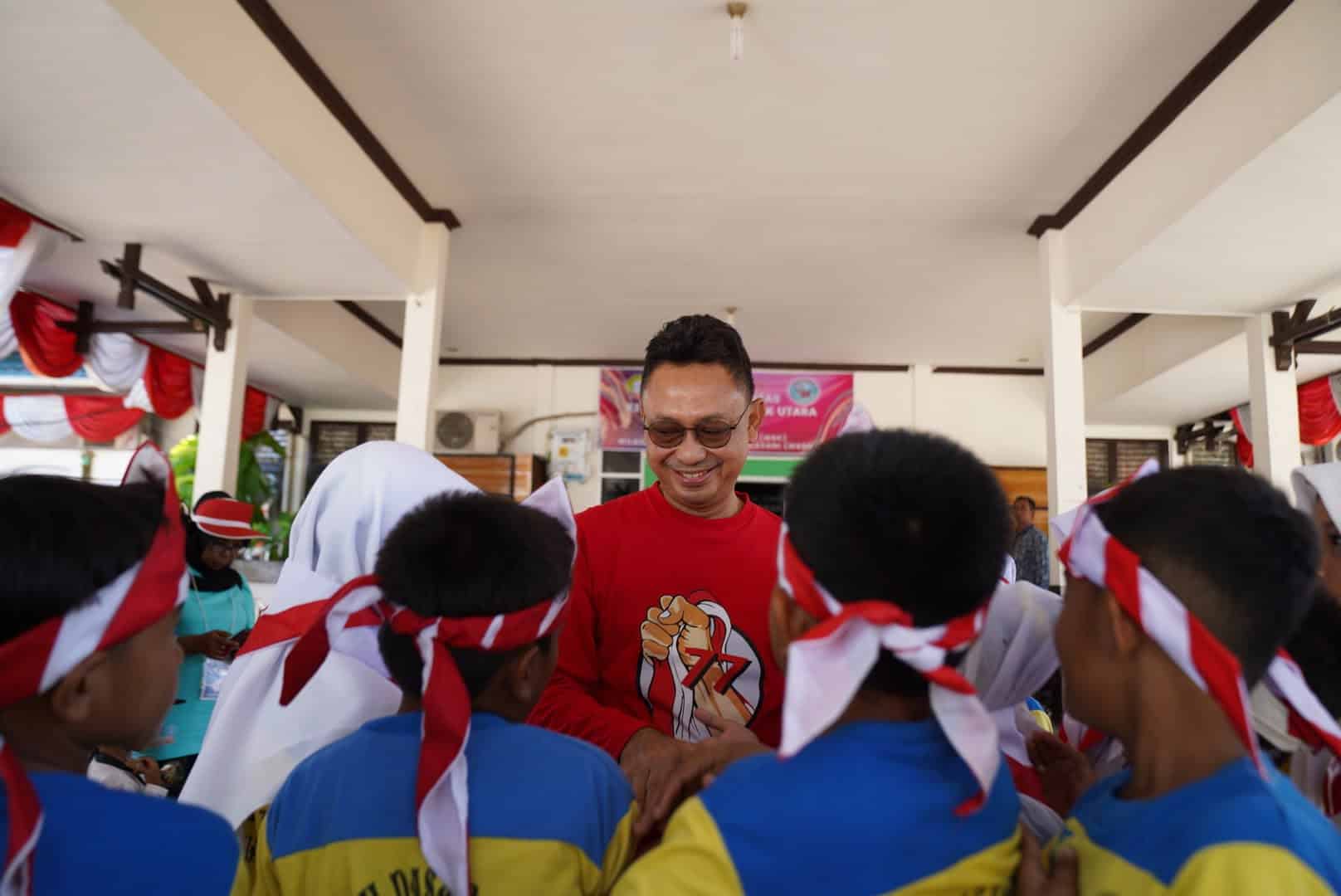 Siswa-siswi SD peserta lomba gerak jalan yang digelar Kecamatan Pontianak Utara mengerumuni Wali Kota Pontianak, Edi Rusdi Kamtono untuk bersalaman dan foto bersama.(Foto: Prokopim For KalbarOnline.com)