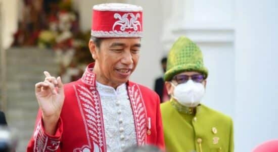 Presiden Joko Widodo tampak mengenakan pakaian adat Buton, Provinsi Sulawesi Tenggara, saat menjawab pertanyaan jurnalis di halaman Istana Merdeka (Foto: Setpres)