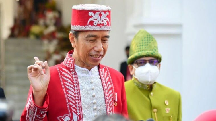 Presiden Joko Widodo tampak mengenakan pakaian adat Buton, Provinsi Sulawesi Tenggara, saat menjawab pertanyaan jurnalis di halaman Istana Merdeka (Foto: Setpres)
