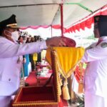 Wakil Bupati Sintang, Melkianus bertindak selaku inspektur upacara HUT RI ke-77 tingkat Kabupaten Sintang. (Foto: Istimewa)