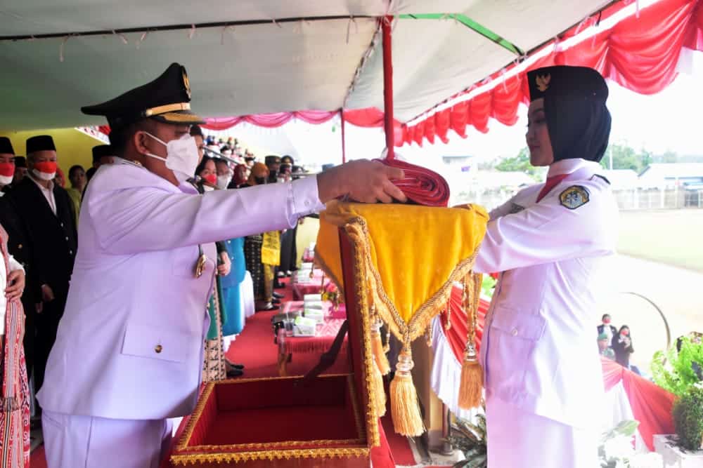 Wakil Bupati Sintang, Melkianus bertindak selaku inspektur upacara HUT RI ke-77 tingkat Kabupaten Sintang. (Foto: Istimewa)