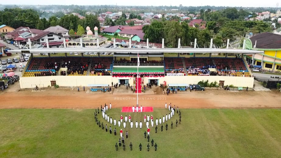 32 anggota Paskibraka Kabupaten Sintang berhasil membentuk formasi burung garuda pada upacara HUT RI ke-77 tingkat Kabuaten Sintang. (Foto: Istimewa)