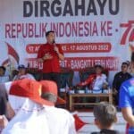 Bupati Kapuas Hulu, Fransiskus Diaan memberikan kata sambutan pada acara penutupan turnamen sepakbola dan voli antar desa se-Kecamatan Boyan Tanjung. (Foto: Istimewa)