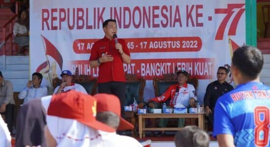 Bupati Kapuas Hulu, Fransiskus Diaan memberikan kata sambutan pada acara penutupan turnamen sepakbola dan voli antar desa se-Kecamatan Boyan Tanjung. (Foto: Istimewa)
