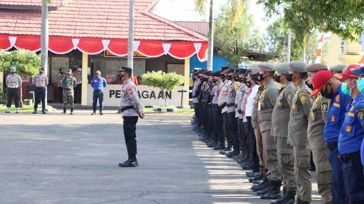 Dalam pelaksanaan gelar pasukan tersebut, Kapolres Ketapang, AKBP Yani Permana, membacakan sambutan amanat Kapolda Kalbar. (Foto: Istimewa)