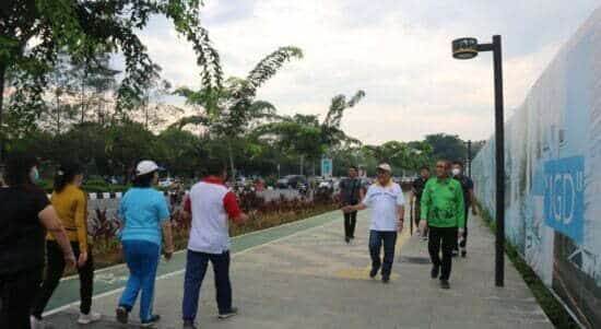 Gubernur Kalbar, Sutarmdiji turut menyapa warga yang sedang berolahraga jalan santai di Stadion SSA Pontianak. (Foto: Biro Adpim For KalbarOnline.com)