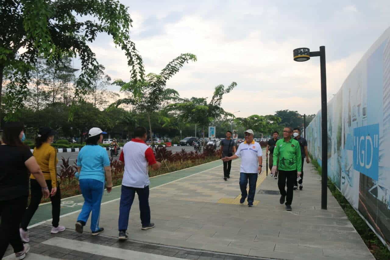 Gubernur Kalbar, Sutarmdiji turut menyapa warga yang sedang berolahraga jalan santai di Stadion SSA Pontianak. (Foto: Biro Adpim For KalbarOnline.com)