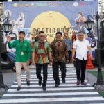 Wali Kota Pontianak, Edi Rusdi Kamtono (kedua dari kiri) berjalan di atas catwalk Pontianak Fashion Week 2022 di Taman Sepeda Untan. (Foto; Kominfo/Prokopim For KalbarOnline.com)