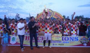 Bupati Kapuas Hulu, Fransiskus Diaan memberikan piala kepada pemenang Turnamen Sepakbola Angkasa Cup Semitau 2022, Sabtu (20/08/2022). (Foto: Istimewa)
