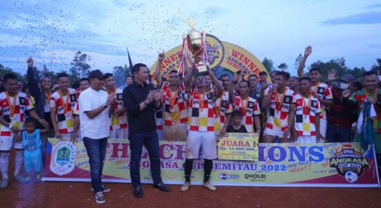 Bupati Kapuas Hulu, Fransiskus Diaan memberikan piala kepada pemenang Turnamen Sepakbola Angkasa Cup Semitau 2022, Sabtu (20/08/2022). (Foto: Istimewa)