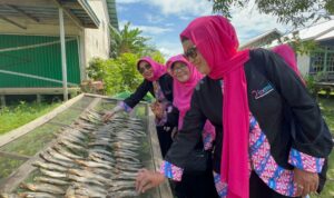PD IPEMI Kabupaten Kapuas Hulu bersama PW IPEMI Provinsi Kalbar melakukan kunjungan ke UMKM Embaloh Hilir, Minggu (21/08/2022). (Foto: Istimewa)