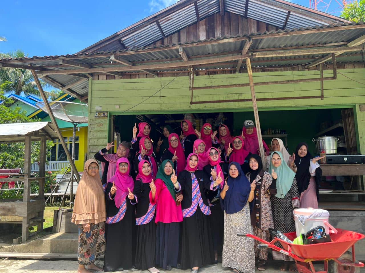PD IPEMI Kabupaten Kapuas Hulu dan PW IPEMI Kalbar berfoto bersama pelaku UMKM saat melakukan kunjungan ke UMKM Embaloh Hilir, Minggu (21/08/2022). (Foto: Istimewa)