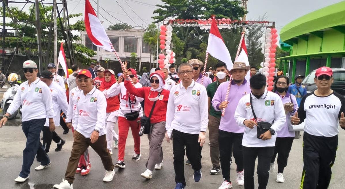 Gubernur Kalbar, Sutarmidji bersama ribuan peserta ikuti Jalan Sehat Kebangsaan yang dilaksanakan oleh Perkumpulan Merah Putih (PMP) Kalimantan Barat, Minggu (21/08/2022) pagi. (Foto: Istimewa)