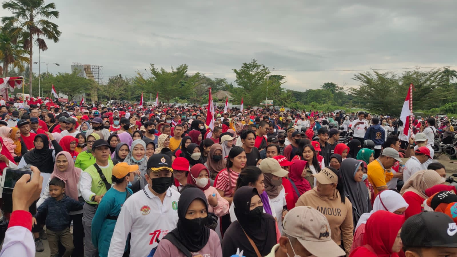 Gubernur Kalbar, Sutarmidji bersama ribuan peserta ikuti Jalan Sehat Kebangsaan yang dilaksanakan oleh Perkumpulan Merah Putih (PMP) Kalimantan Barat, Minggu (21/08/2022) pagi. (Foto: Istimewa)