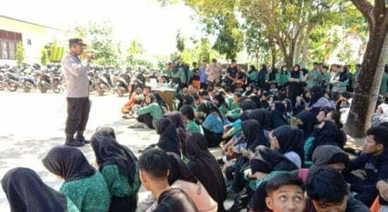 Kasat Binmas Polres Kubu Raya, AKP Refflen Nainggolan saat memberikan sosialisasi bahaya karhutla kepada para guru dan murid di SMAN 4 Sungai Raya. (Foto: Istimewa)