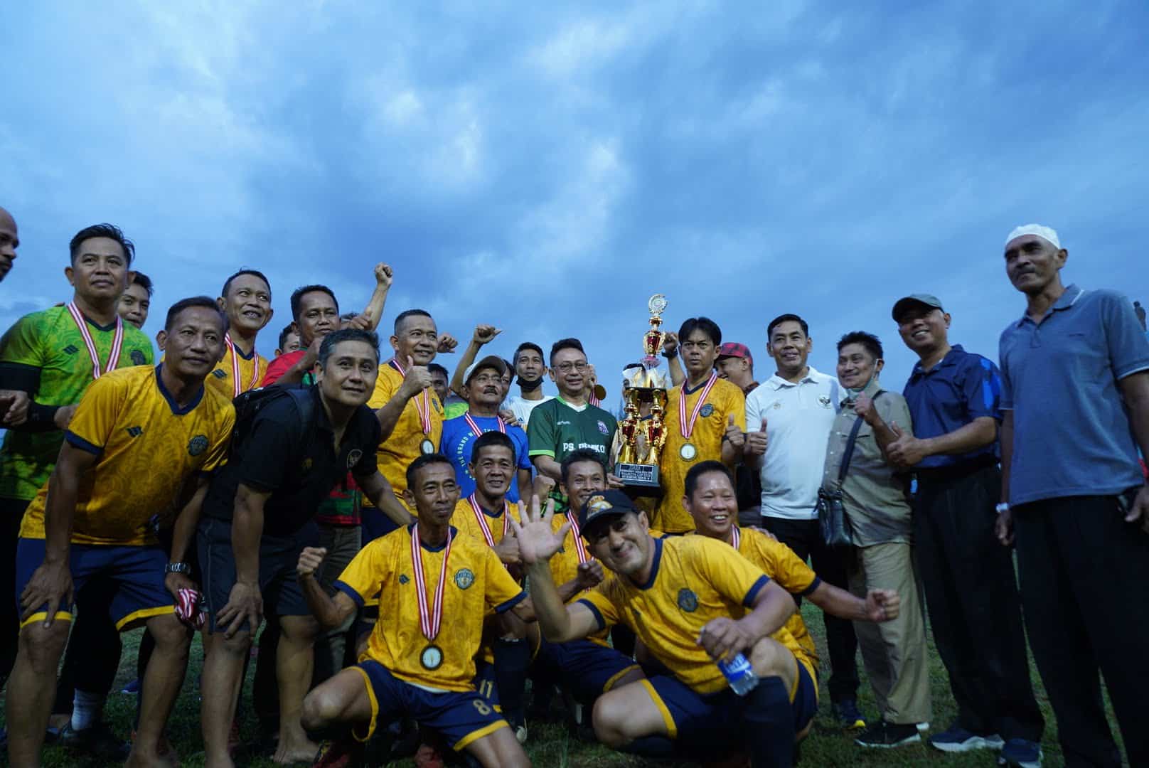 Wali Kota Pontianak, Edi Rusdi Kamtono berfoto bersama pemenang kejuaraan "Piala Wali Kota Pontianak Turnamen Sepak Bola U-45". (Prokopim For KalbarOnline.com)