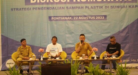 Wali Kota Pontianak, Edi Rusdi Kamtono memberi paparan dalam diskusi bertajuk "Strategi Pengendalian Sampah Plastik di Sungai Kapuas", di Hotel Orchardz Jalan Perdana, Senin (22/08/2022). (Foto: Prokopim For KalbarOnline.com)