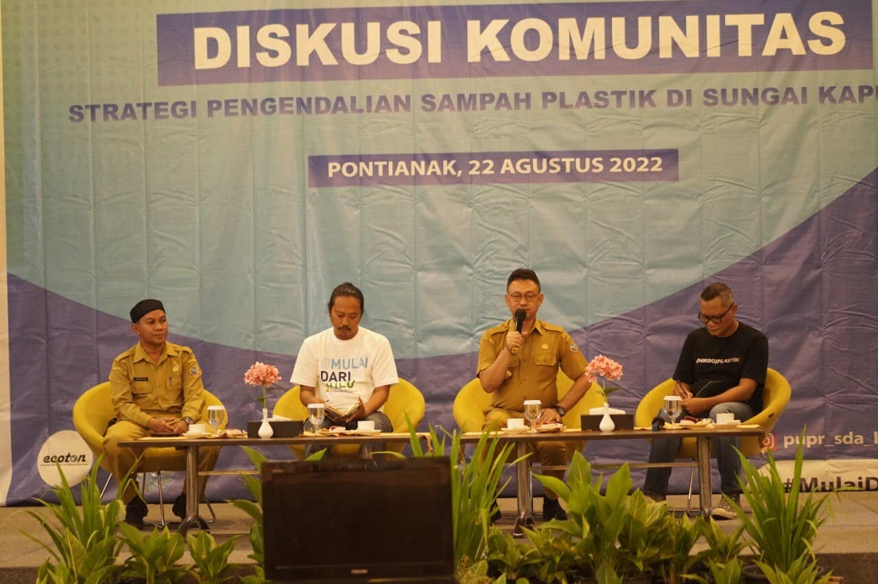 Wali Kota Pontianak, Edi Rusdi Kamtono memberi paparan dalam diskusi bertajuk "Strategi Pengendalian Sampah Plastik di Sungai Kapuas", di Hotel Orchardz Jalan Perdana, Senin (22/08/2022). (Foto: Prokopim For KalbarOnline.com)