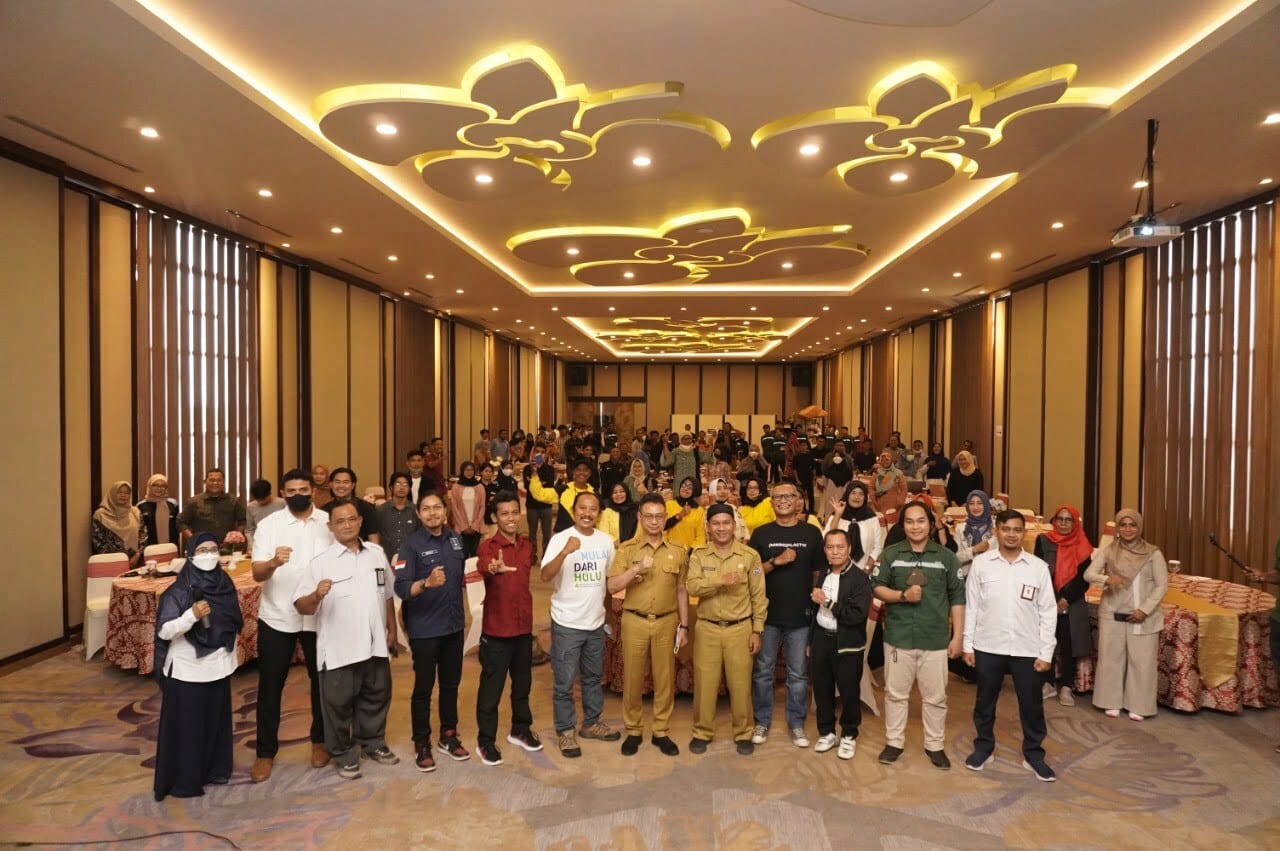 Wali Kota Pontianak, Edi Rusdi Kamtono berfoto bersama peserta diskusi bertajuk "Strategi Pengendalian Sampah Plastik di Sungai Kapuas", di Hotel Orchardz Jalan Perdana, Senin (22/08/2022). (Foto: Prokopim For KalbarOnline.com)