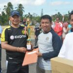 Sekda Kabupaten Ketapang, Alexander Wilyo menyerahkan hadiah kepada pemenang lomba tingkat Organisasi Perangkat Daerah (OPD) di lingkungan Pemerintah Kabupaten Ketapang, di Halaman Kantor Bupati Ketapang, Jumat (19/08/2022). (Foto: Istimewa)