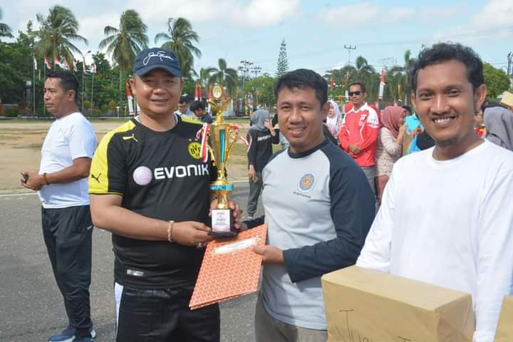 Sekda Kabupaten Ketapang, Alexander Wilyo menyerahkan hadiah kepada pemenang lomba tingkat Organisasi Perangkat Daerah (OPD) di lingkungan Pemerintah Kabupaten Ketapang, di Halaman Kantor Bupati Ketapang, Jumat (19/08/2022). (Foto: Istimewa)
