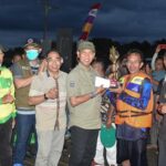 Wakil Bupati Ketapang, Farhan, menyerahkan hadiah bagi pemenang Lomba Kato Racing di Kecamatan Sandai, Minggu (21/08/2022). (Foto: Istimewa)