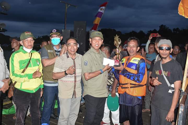 Wakil Bupati Ketapang, Farhan, menyerahkan hadiah bagi pemenang Lomba Kato Racing di Kecamatan Sandai, Minggu (21/08/2022). (Foto: Istimewa)