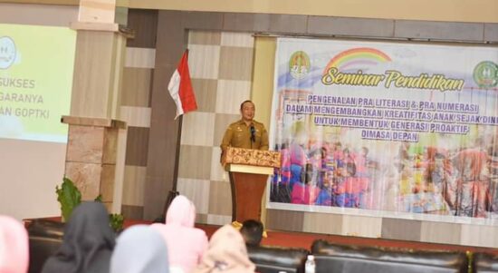 Sekda Kabupaten Ketapang, Alexander Wilyo membuka secara resmi seminar pendidikan anak usia dini yang digelar oleh Gabungan Organisasi Taman Kanak-kanak Indonesia (GOPTKI) Ketapang, di Hotel Aston Ketapang, Selasa (23/08/2022). (Foto: Istimewa)