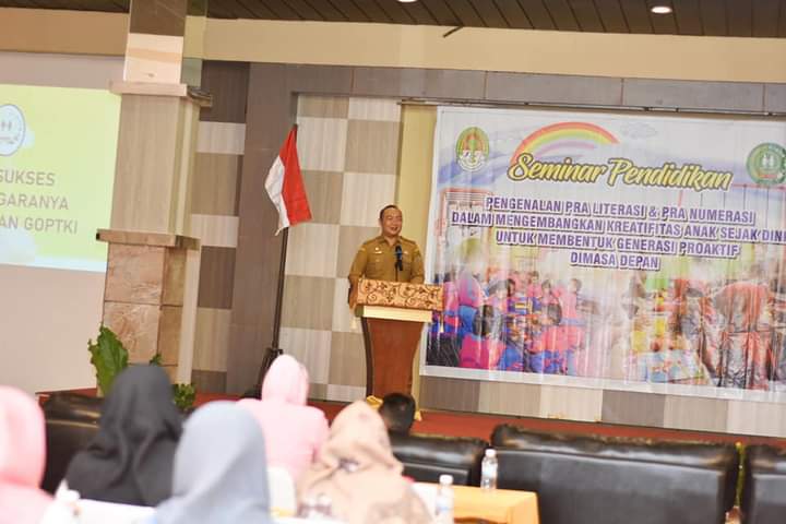 Sekda Kabupaten Ketapang, Alexander Wilyo membuka secara resmi seminar pendidikan anak usia dini yang digelar oleh Gabungan Organisasi Taman Kanak-kanak Indonesia (GOPTKI) Ketapang, di Hotel Aston Ketapang, Selasa (23/08/2022). (Foto: Istimewa)