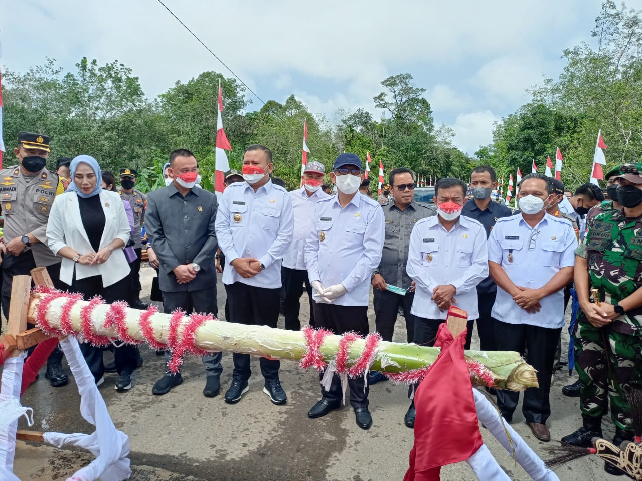 Gubernur Kalimantan Barat, Sutarmidji bersama Bupati Melawi, Dadi Sunarya Usfa Yursa, saat menghadiri peresmian Jembatan Melawi II, Rabu (24/08/2022). (Foto: Biro Adpim For KalbarOnline.com)