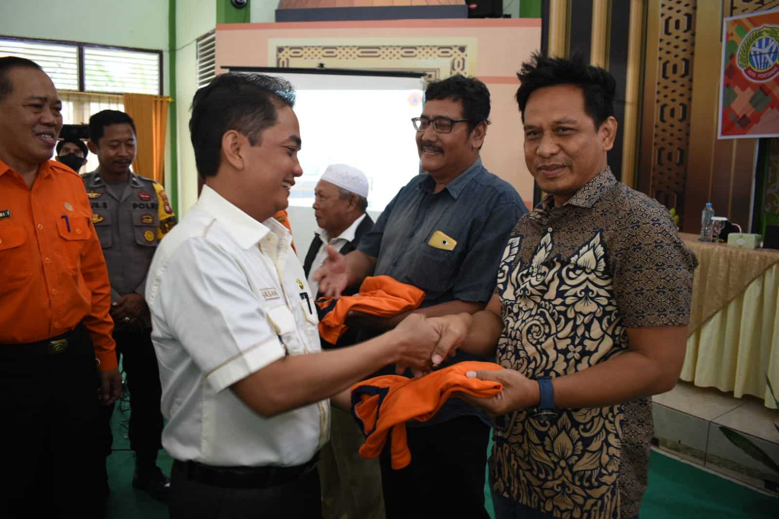 Wakil Wali Kota Pontianak, Bahasan menyerahkan secara simbolis baju kaos Kelurahan Tangguh Bencana. (Prokopim For KalbarOnline.com)