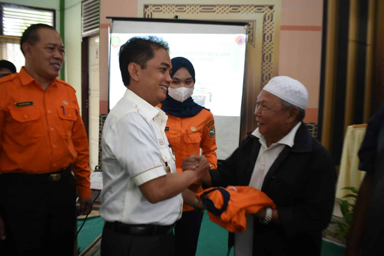 Wakil Wali Kota Pontianak, Bahasan menyerahkan secara simbolis baju kaos Kelurahan Tangguh Bencana. (Prokopim For KalbarOnline.com)