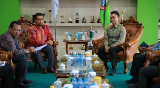 Wali Kota Pontianak Edi Rusdi Kamtono menerima kunjungan Konsul Malaysia di Pontianak, Azizul Zekri bersama rombongan dari Sarawak Tourism Board. (Foto: Kominfo/Prokopim For KalbarOnline.com)