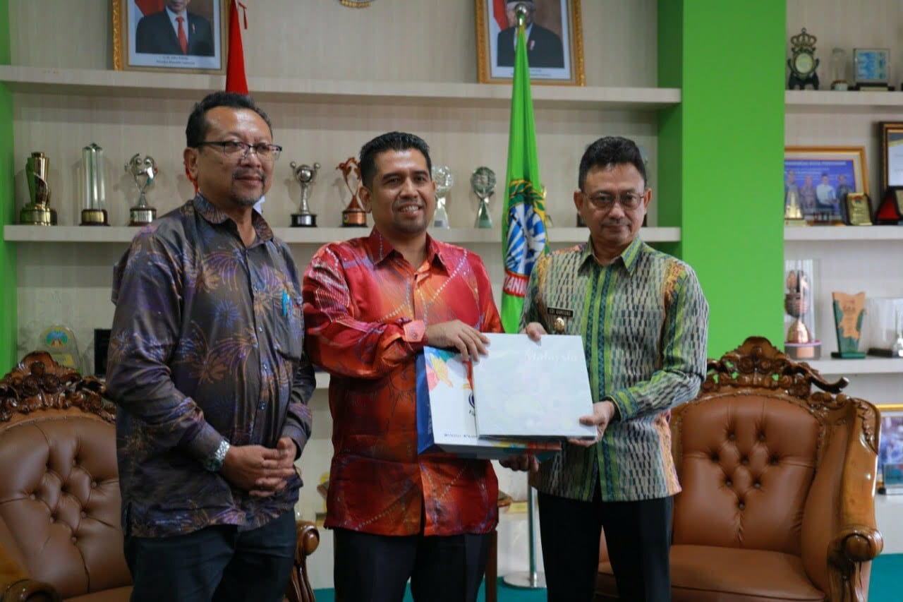 Serah terima cenderamata dari Konsul Malaysia, Azizul Zekri kepada Wali Kota Pontianak, Edi Rusdi Kamtono.(Foto: Kominfo/Prokopim For KalbarOnline.com)
