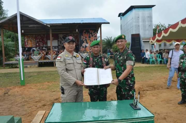 Acara penutupan TMMD Imbangan ke-114 dipimpin oleh Kasrem 121 Alambhana Wanawai, Kolonel Czi Rudy Wahjudiono, di Desa Sebadak Raya, Kecamatan Nanga Tayap. (Foto: Istimewa)