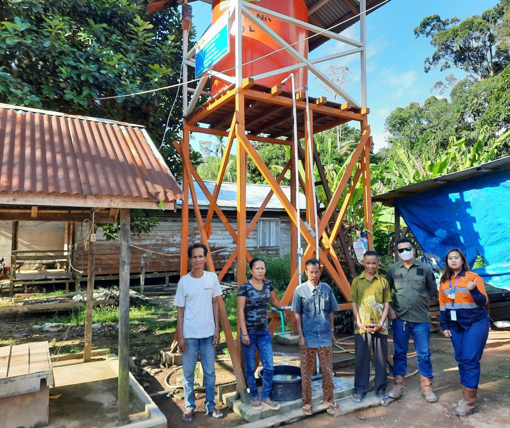 PT Cita Mineral Investindo Tbk (CMI) menyerahkan bantuan Corporate Social Responsibility (CSR) berupa sarana air bersih untuk masyarakat di sekitar wilayah operasionalnya di Dusun Lumpak, Desa Harapan Baru, Kecamatan Air Upas. (Foto: Istimewa)