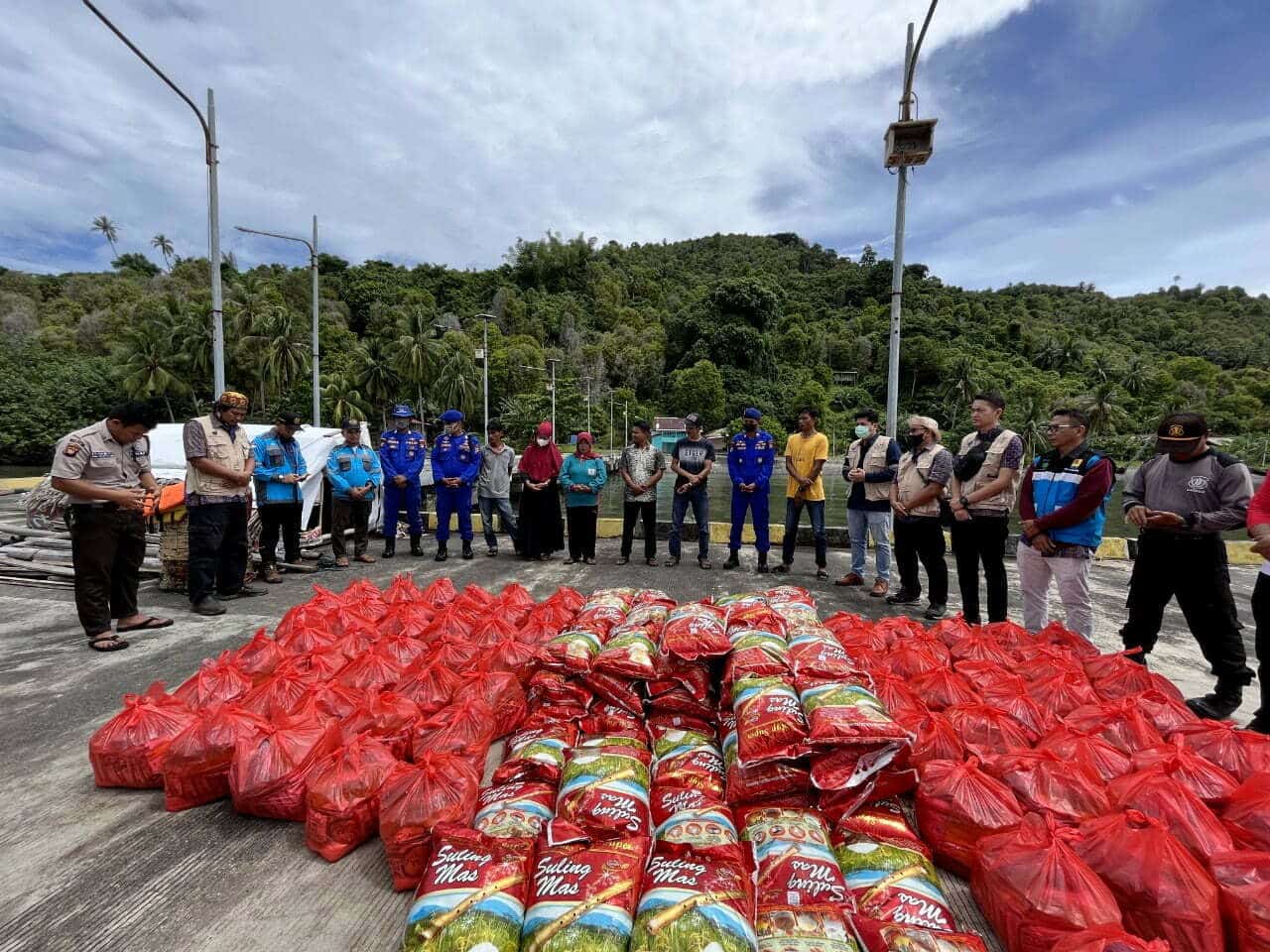 Sebanyak 75 paket sembako senilai Rp 300 ribu diantar secara langsung oleh Manager PLN UPK Singkawang, Erfan Julianto bersama jajarannya ke pulau Kabung. (Foto: Istimewa)