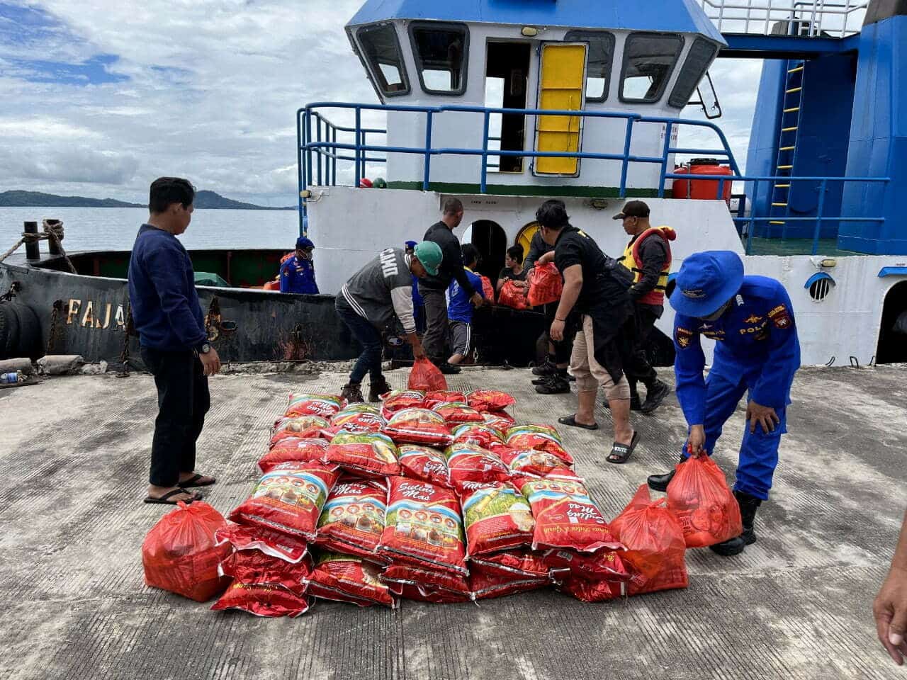 Yayasan Baitul Maal (YBM) PLN Unit Pelaksana Pembangkitan (UPK) Singkawang berlayar selama kurang lebih 45 menit menggunakan kapal tugboat dari PLTU Bengkayang ke Pulau Kabung. (Foto: Istimewa)