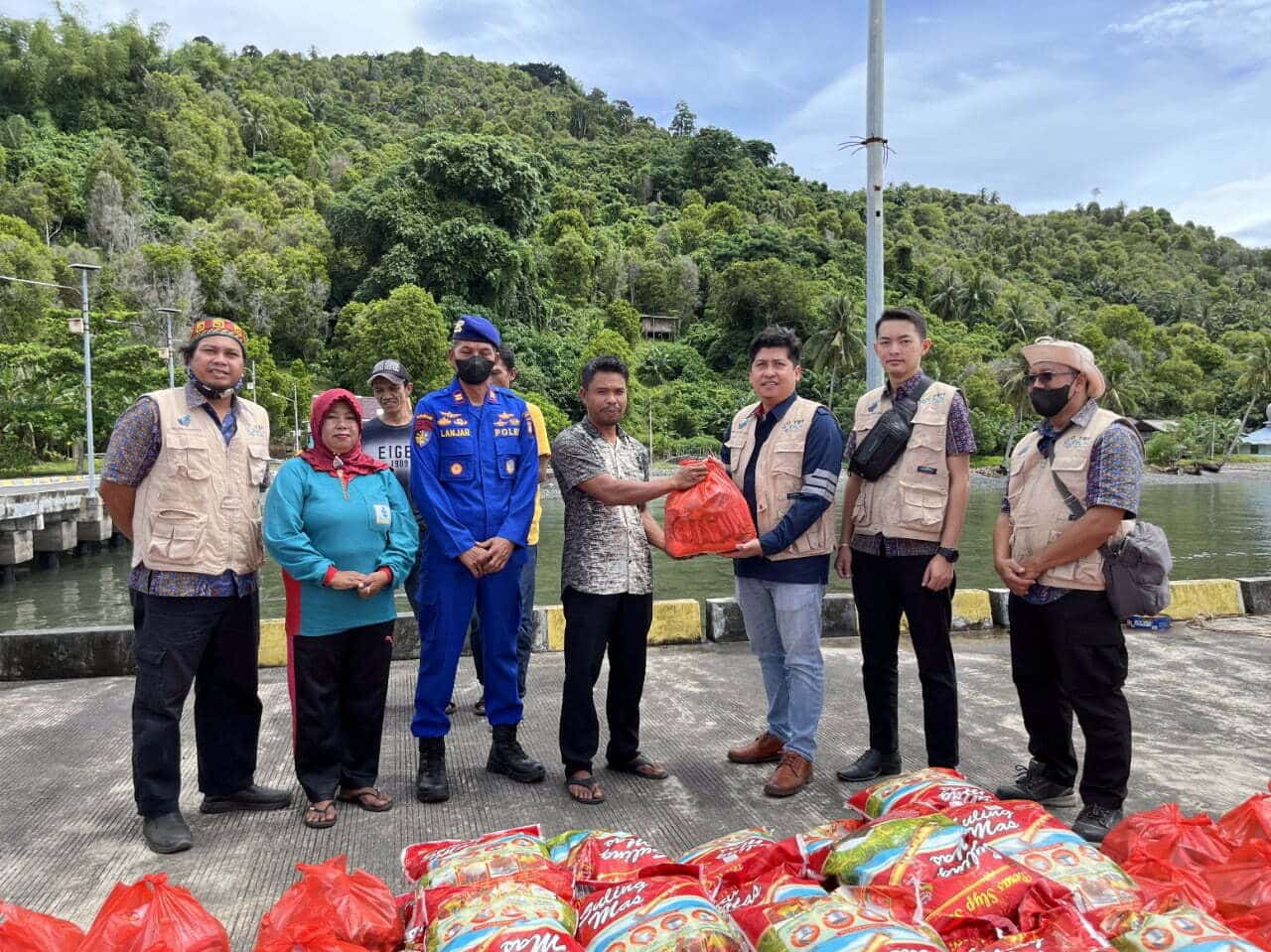Manager PLN UPK Singkawang, Erfan Julianto bersama jajaran mengantar bantuan secara langsung kepada warga kurang mampu di pulau Kabung. (Foto: Istimewa)
