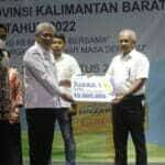 Sekda Kalbar, Harisson saat menyerahkan hadiah kepada pemenang Lomba Kampung Keluarga Berkualitas tahun 2022. (Foto: Istimewa)