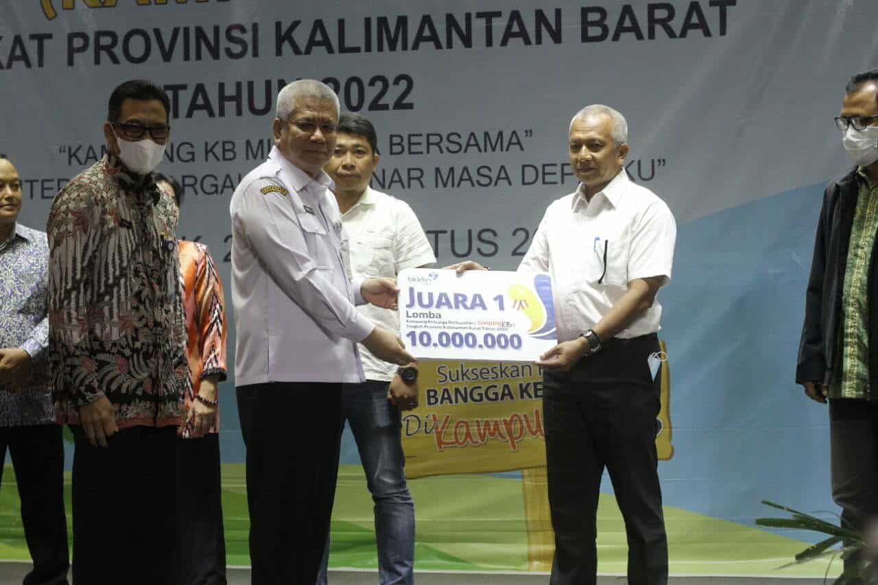 Sekda Kalbar, Harisson saat menyerahkan hadiah kepada pemenang Lomba Kampung Keluarga Berkualitas tahun 2022. (Foto: Istimewa)