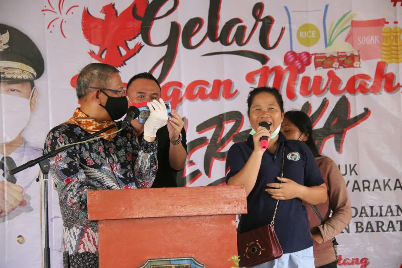 Gubernur Kalimantan Barat, Sutarmidji saat menghadiri kegiatan Pasar Murah Kabupaten Sintang. (Foto: Istimewa)