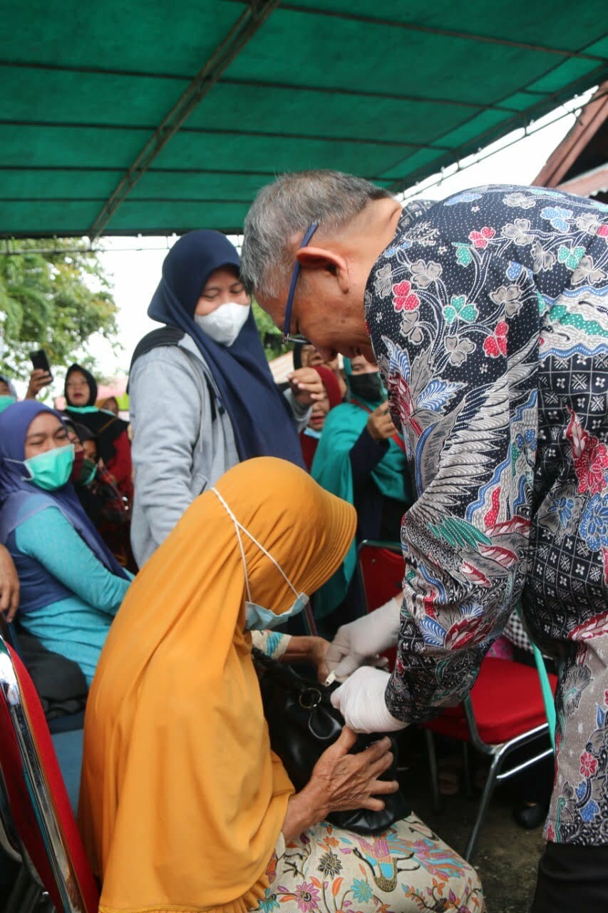 Gubernur Kalimantan Barat, Sutarmidji menghampiri salah seorang warga di sela-sela kegiatan Pasar Murah Kabupaten Sintang. (Foto: Istimewa)