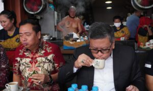 Sekretaris Jenderal PDI Perjuangan, Hasto Kristiyanto mengawali kunjungannya ke Kalimantan Barat dengan menyeruput kopi di Warkop Asiang Pontianak, pada pukul 08.45 Wib, hari Jumat (26/08/2022). (Foto: Istimewa)