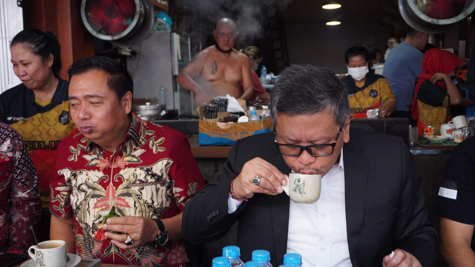 Sekretaris Jenderal PDI Perjuangan, Hasto Kristiyanto mengawali kunjungannya ke Kalimantan Barat dengan menyeruput kopi di Warkop Asiang Pontianak, pada pukul 08.45 Wib, hari Jumat (26/08/2022). (Foto: Istimewa)