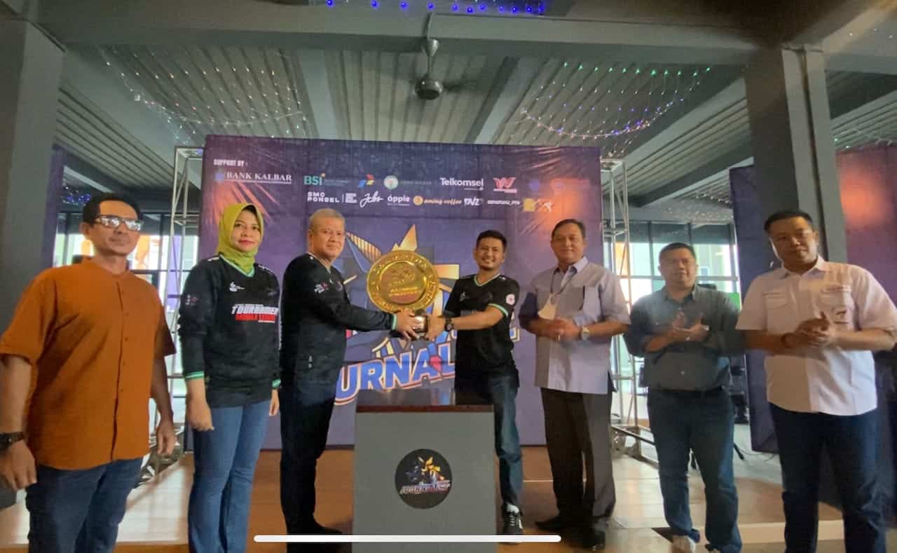 Sekda Kalbar, Harisson menyerahkan Piala Gubernur Kalbar kepada Ketua Esport Journalist Pontianak, Hendra Cipta Angling. (Foto: Jau/KalbarOnline.com)