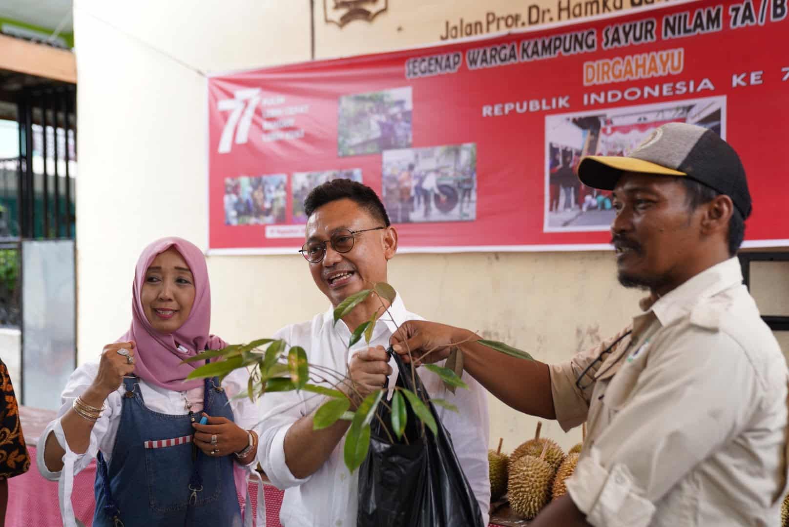 Wali Kota Pontianak, Edi Kamtono menerima bibit tanaman dari warga Kampung Sayur Nilam 7. (Foto: Prokopim For KalbarOnline.com)