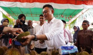 Wali Kota Pontianak, Edi Rusdi Kamtono memberikan durian kepada warga pada Kenduri Durian yang digelar warga Gang Nilam 7. (Foto: Prokopim For KalbarOnline.com)
